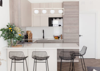 Kitchen with island or kitchen with peninsula? Differences and when to choose one or the other option