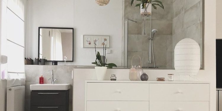 Good or bad idea; bathrooms en suite or fully or partially open to the bedroom