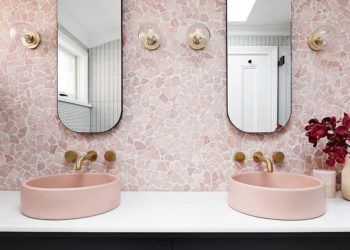 Countertop basins and colored basins are the most desirable and avant-garde at this time for the bathroom (and if they are roses better)
