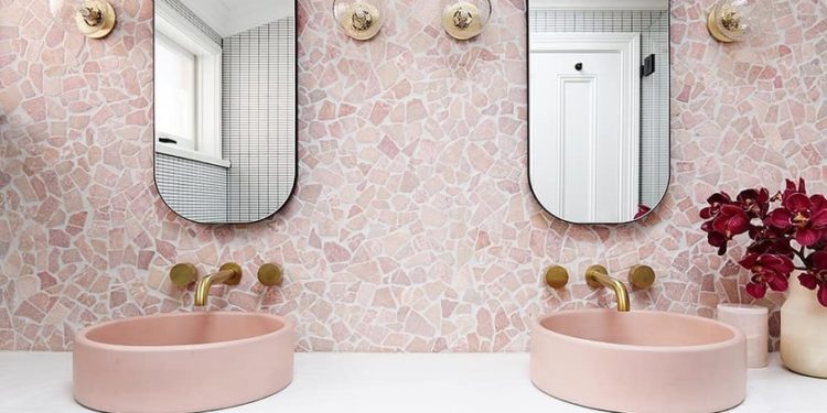 Countertop basins and colored basins are the most desirable and avant-garde at this time for the bathroom (and if they are roses better)
