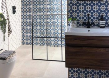 Mixing tiles, bathrooms that mix two, three or even four tiles in the same space