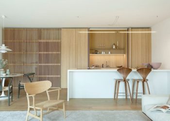 Trend alert; the vertical lines or the relief of palilleria dress the most beautiful and elegant kitchens of the moment