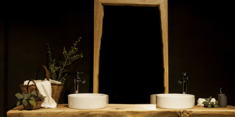 Trying to return to nature, Elia’s solid wood bathroom countertops arrive