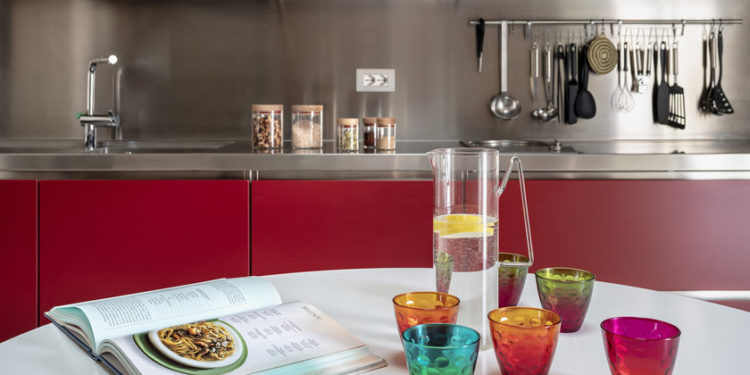 an elegant apartment in Veneto, with a kitchen in red and contrasting styles