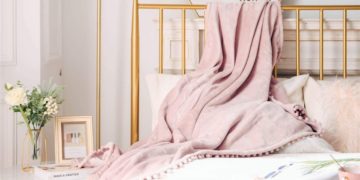 Sheets, bedspreads, blankets, candles … everything you need to get inspired and make your bedroom the most cozy