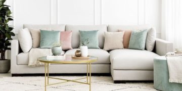 Plaids, blankets and cushions with which to renovate and update the living room