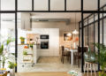 Glass and aluminum doors in the kitchen; the alternative to American or open-plan kitchens