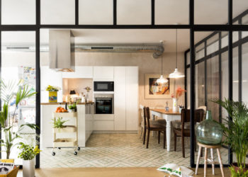 Glass and aluminum doors in the kitchen; the alternative to American or open-plan kitchens