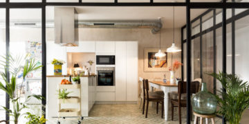 Glass and aluminum doors in the kitchen; the alternative to American or open-plan kitchens