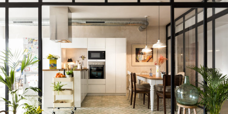 Glass and aluminum doors in the kitchen; the alternative to American or open-plan kitchens