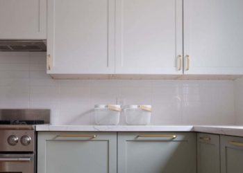 Trendy handles and vinyl to transform the look of your kitchen easily