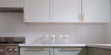 Trendy handles and vinyl to transform the look of your kitchen easily