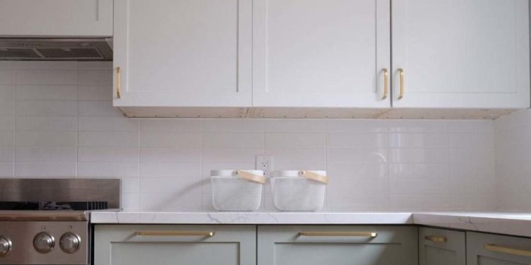 Trendy handles and vinyl to transform the look of your kitchen easily