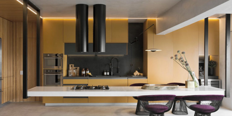 A central island supported from the ceiling, an original and creative bet