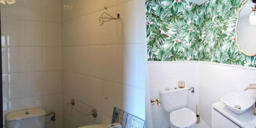A great change (no works) and tropical air for a small toilet that does not give up style despite the size