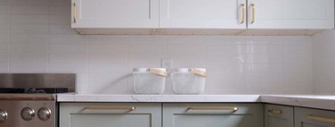 Trendy handles and vinyl to transform the look of your kitchen easily