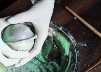 how to create colored bath bombs step by step