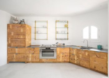 An artisan design kitchen with a multi-function counter (to take note of)