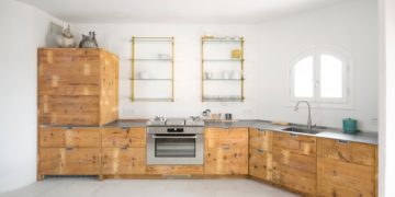 An artisan design kitchen with a multi-function counter (to take note of)