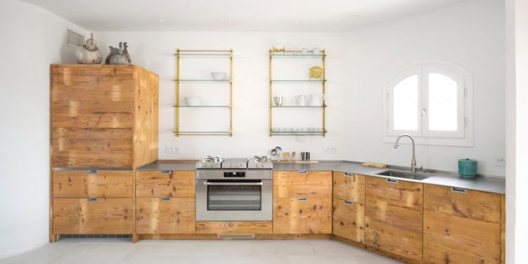 An artisan design kitchen with a multi-function counter (to take note of)