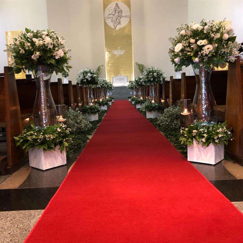 decoração de casamento com tapete vermelho