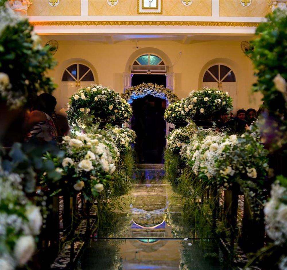 decoração de casamento com flores e espelho