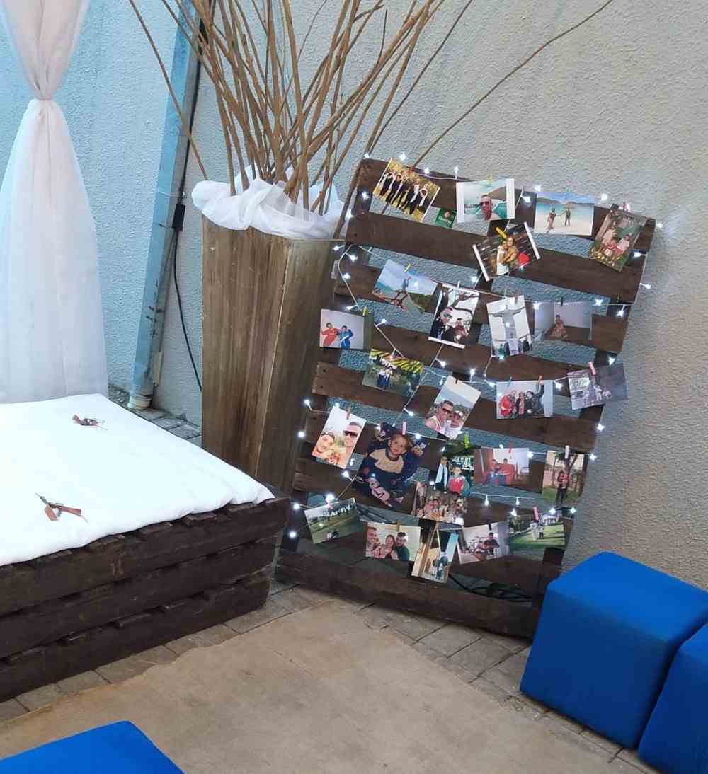 clothesline with photos on the pallet