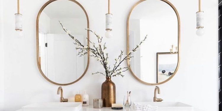 Ideas para decorar (no solo iluminar), con apliques y lámparas colgantes en el cuarto de baño
