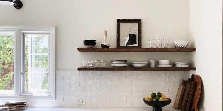 In favor or oppossing? Kitchen shelves (increasingly) replacing tall kitchen cabinets