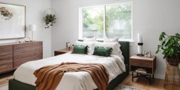 un dormitorio principal práctico, inspirador moderno y cálido