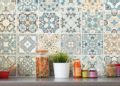 ¿Quieres reformar la cocina sin obras? Apuesta por los azulejos adhesivos para dar un cambio radical a este espacio