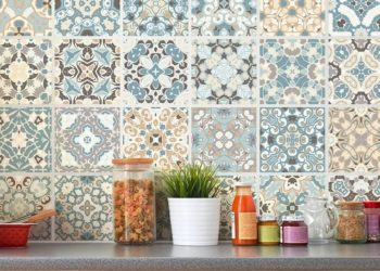 ¿Quieres reformar la cocina sin obras? Apuesta por los azulejos adhesivos para dar un cambio radical a este espacio