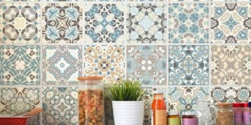 ¿Quieres reformar la cocina sin obras? Apuesta por los azulejos adhesivos para dar un cambio radical a este espacio
