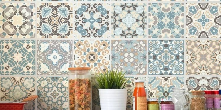 ¿Quieres reformar la cocina sin obras? Apuesta por los azulejos adhesivos para dar un cambio radical a este espacio