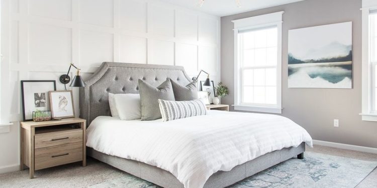 dormitorio principal en blanco y gris, atemporal y con un toque shabby