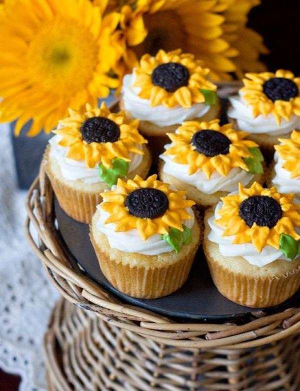 party-with-theme-sunflowers 