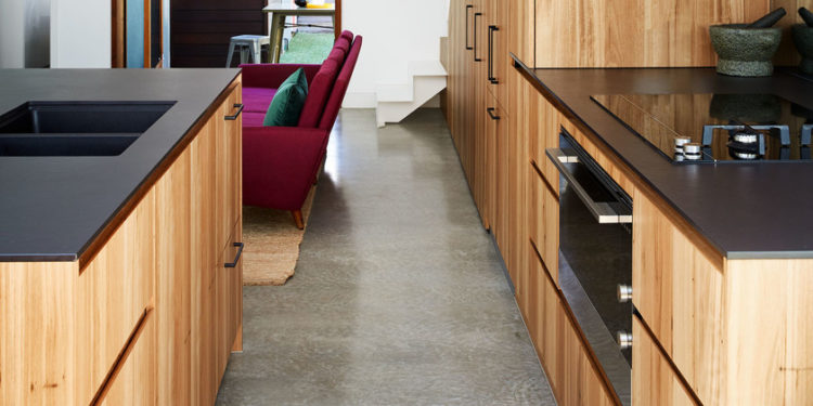 Kitchen floors, bet on continuity or contrast?  And there the question