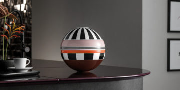 If you like surprising designs, you will love this reinterpretation of the iconic Villeroy & Boch porcelain globe that transforms into tableware