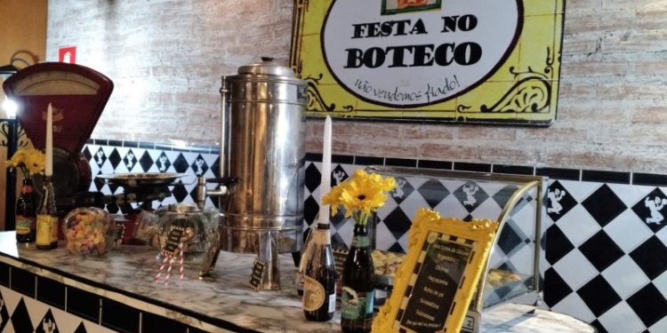 Cheap Bar Party Decoration: Kit, Panel, What to Serve