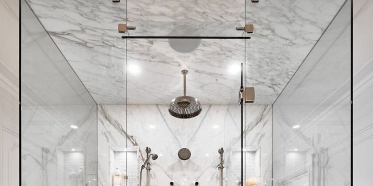 Trends the bathroom;  the lightest shower screens without profiles or with minimal profiles and fittings