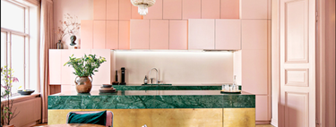 Open doors: a flat in Oslo with a stunning pink, gold and green kitchen 