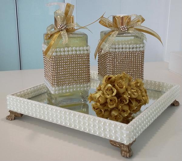 Mirrored lavatory tray with pearls