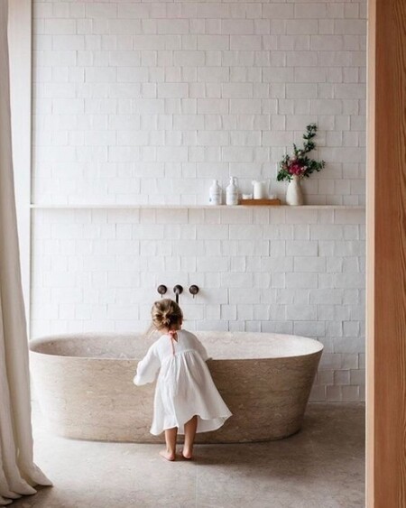 Freestanding bathtub