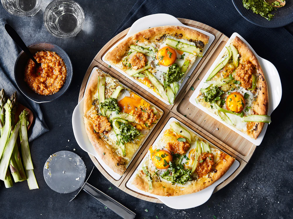 Bamboo tray with 4 triangular plates for pizza