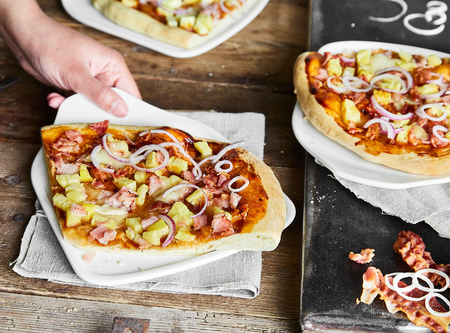 Individual pizza tray