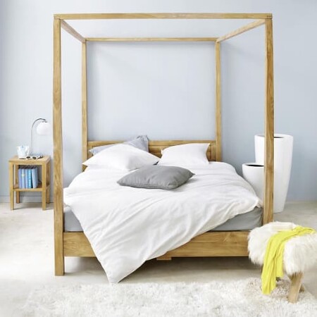 Canopy bed