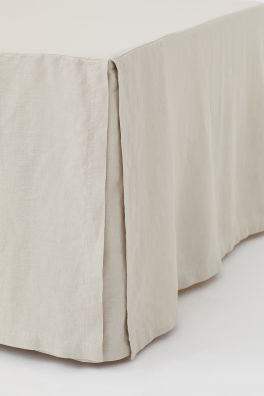 Bed skirt in washed linen