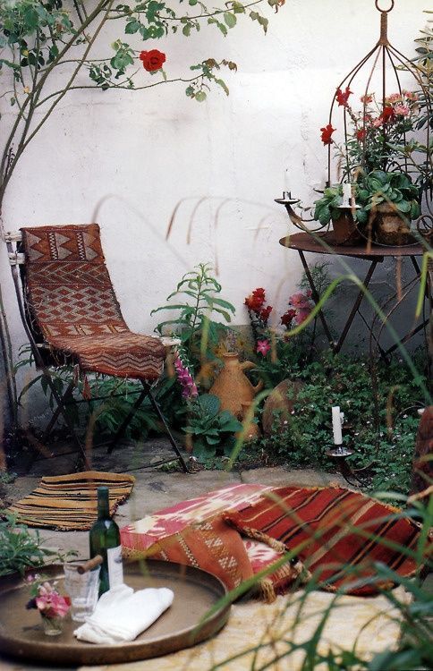 garden decorated with do-it-yourself ethnic style