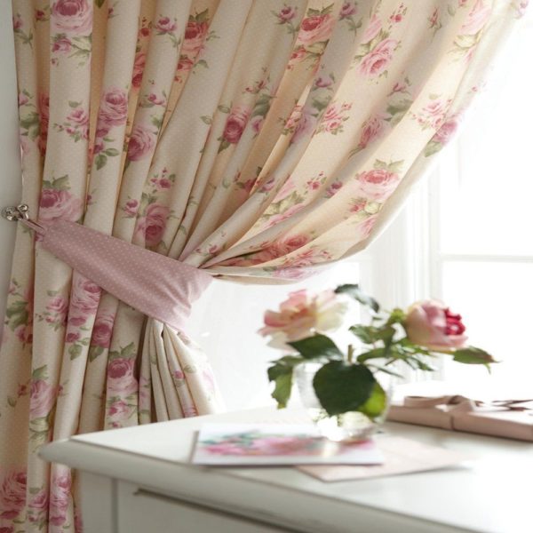 kitchen-shabby-chic-light-curtains