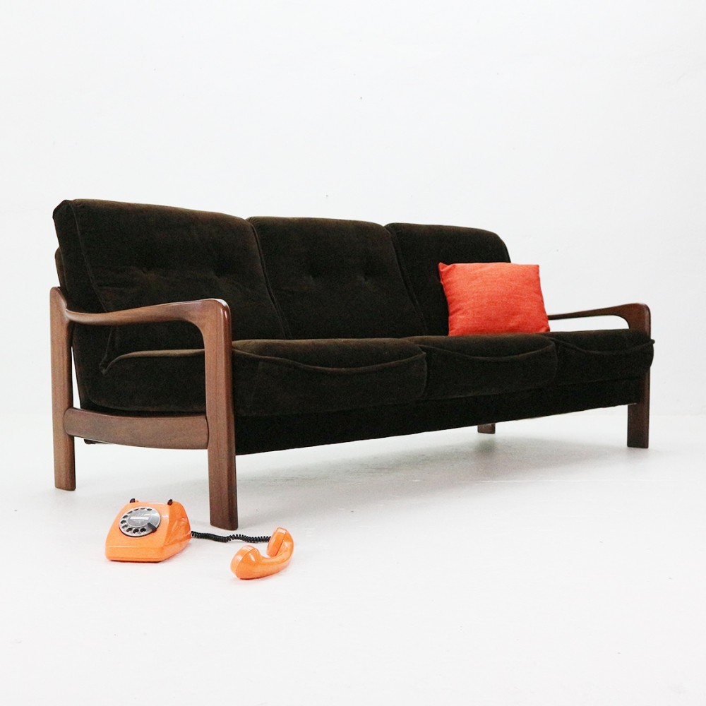 5-furniture-70s-in-house-sofa